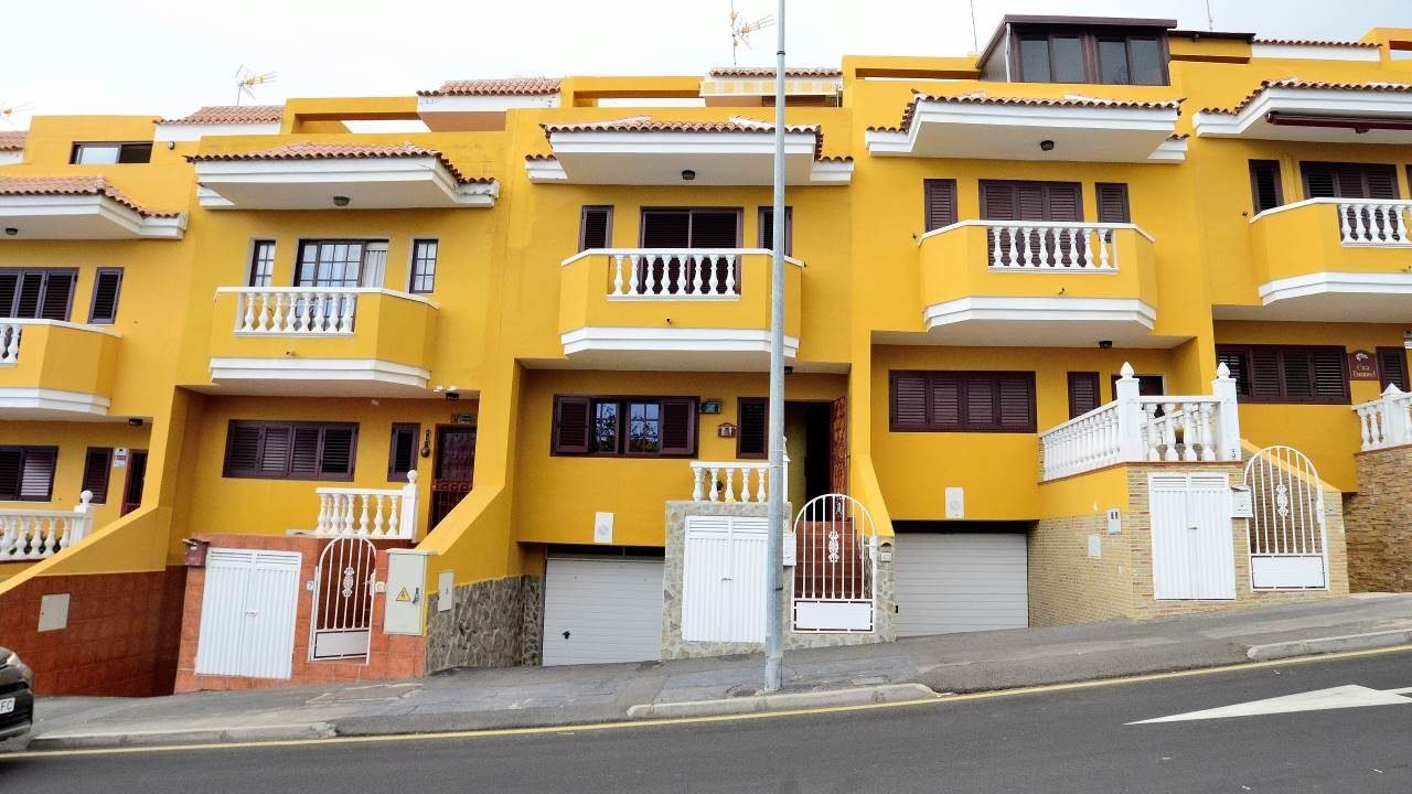 vivienda moderna de dos plantas con garaje